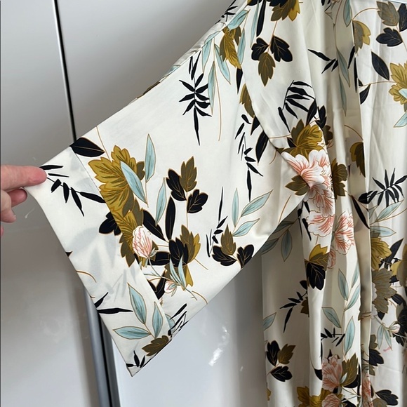 DO EVERYTHING IN LOVE NWOT Cream Kimono with Soft Floral Pattern, One Size - Picture 2 of 8